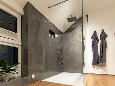 Fugenloses Bad mit begehbarer Dusche