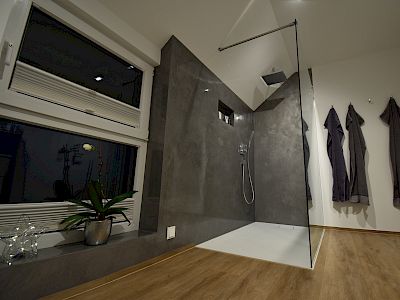 Fugenloses Bad mit begehbarer Dusche