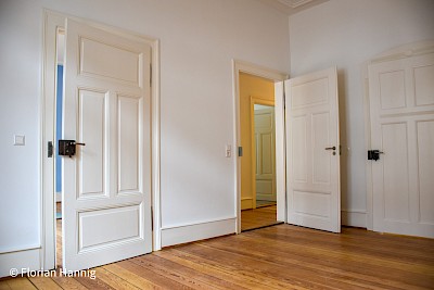 Altbausanierung einer Freiburger Villa - Feiner Streichputz an Decken und Wänden mit frisch lackierten Türen