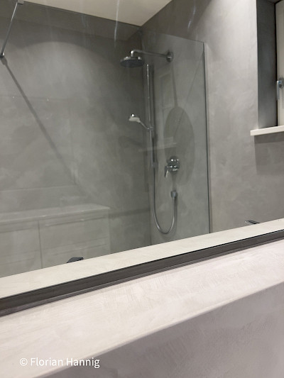 Renovierter Altbau mit fugenlosem Bad in einer Freiburger Villa